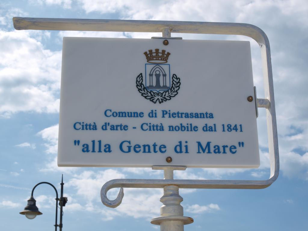 Il Pontile Holidays Apartment Marina di Pietrasanta Ruang foto