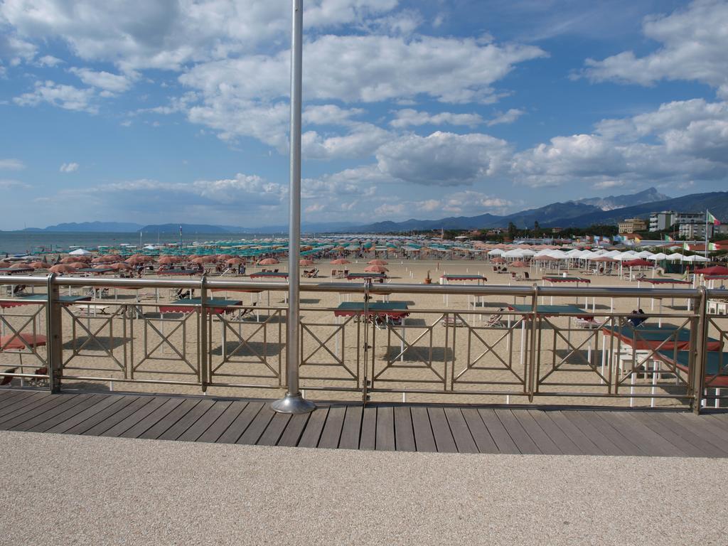 Il Pontile Holidays Apartment Marina di Pietrasanta Ruang foto