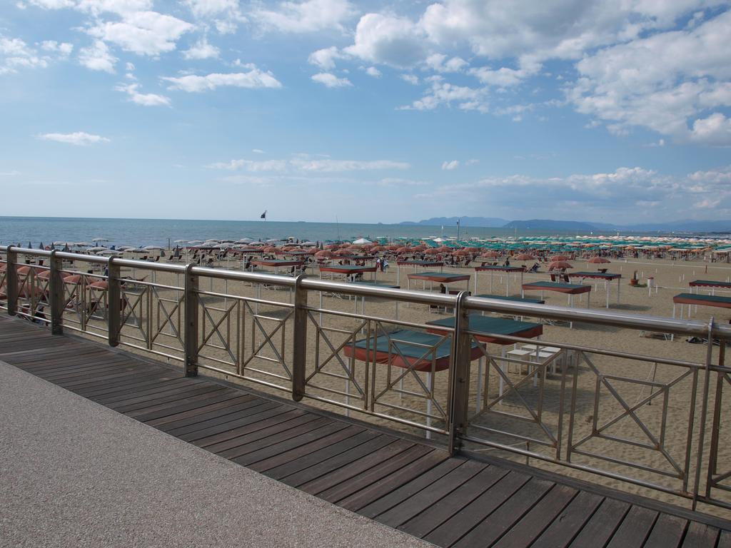 Il Pontile Holidays Apartment Marina di Pietrasanta Ruang foto