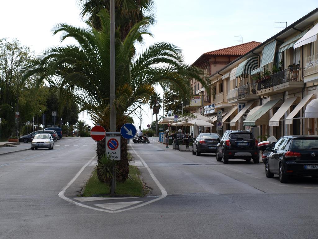 Il Pontile Holidays Apartment Marina di Pietrasanta Ruang foto