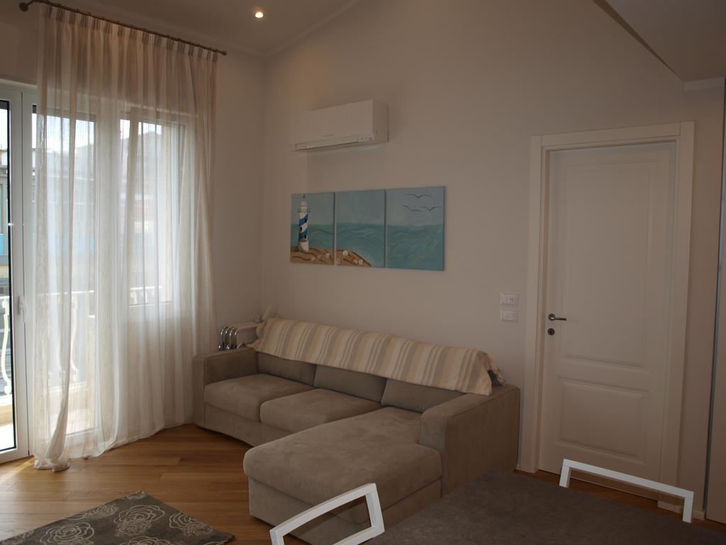 Il Pontile Holidays Apartment Marina di Pietrasanta Ruang foto
