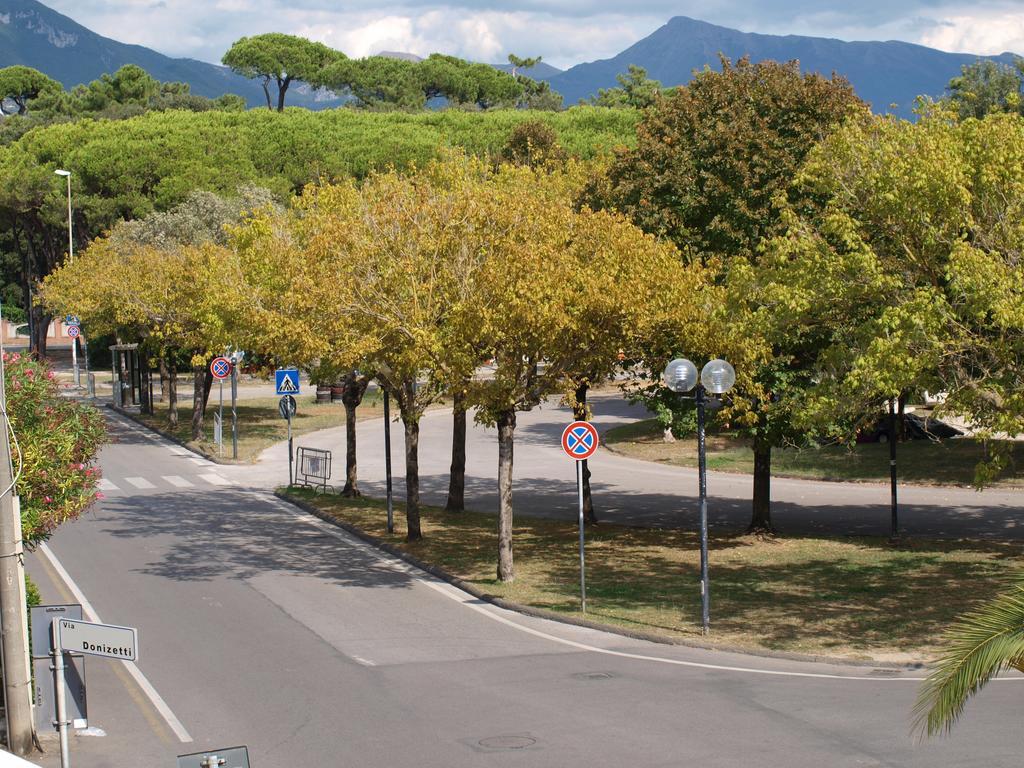 Il Pontile Holidays Apartment Marina di Pietrasanta Ruang foto