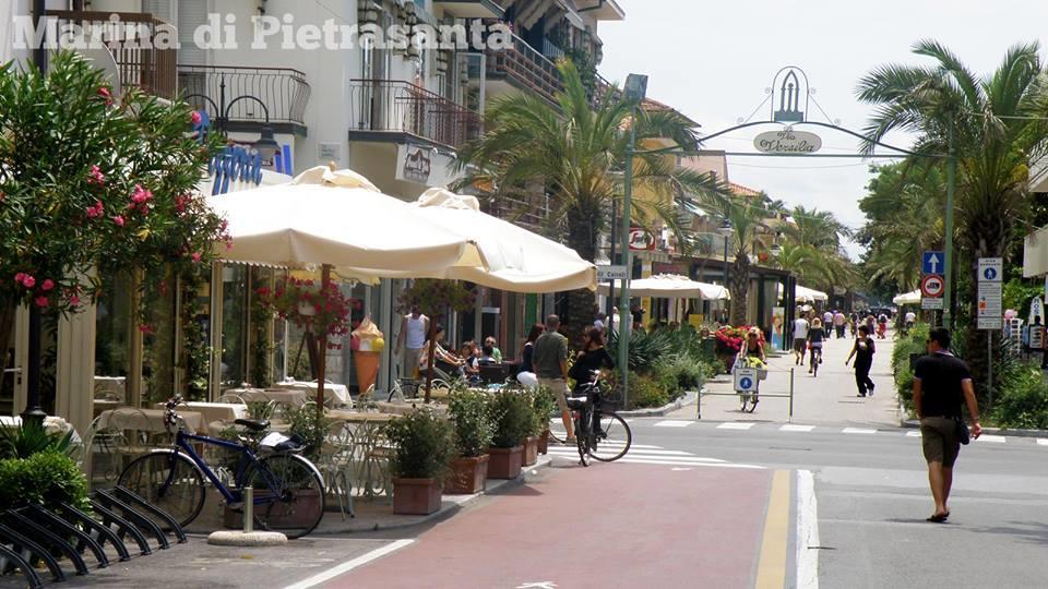 Il Pontile Holidays Apartment Marina di Pietrasanta Bagian luar foto